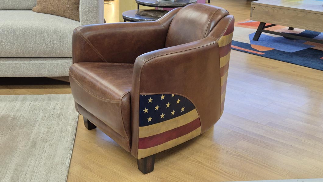 Chesterfield en cuir marron et drapeau Américain