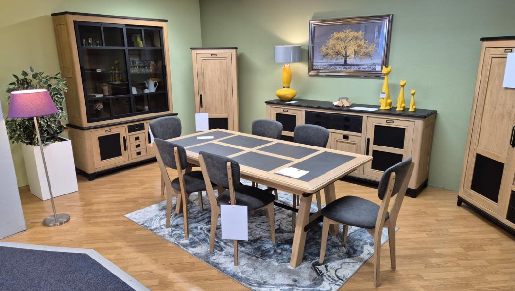 Buffet Table Et Chaises De Salle A Manger