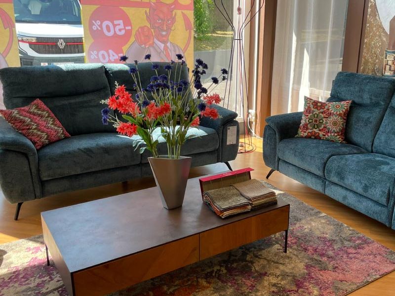 Espace canapés du showroom Meubles Bal, à 35 minutes de Cassel