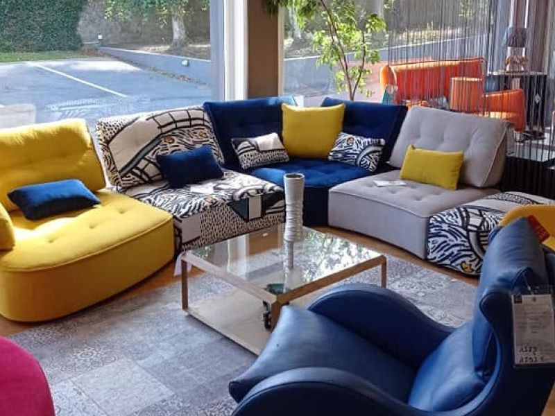 Espace canapés du showroom Meubles Bal, à 35 minutes d'Aire-sur-la-Lys